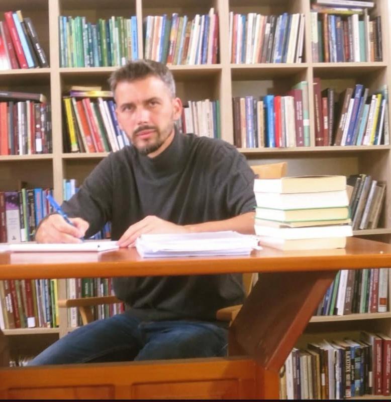 “S’më lënë të promovoj librin”, anëtari i “Bandës së Babagjyshëve” ankohet në Instagram! Kontrolle të imtësishme në qeli