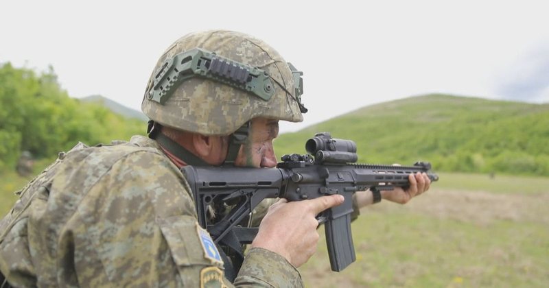 “Shqiptarët sulmojnë në aktin e tretë”, Vulin frikësohet nga ushtria e Kosovës: Një armë që do qëllojë