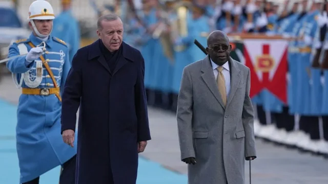 Incident gjatë takimit me Erdogan, rrëzohet presidenti nigerian/ VIDEO që po bën xhiron e rrjetit