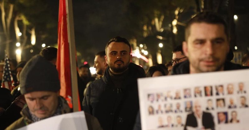 Deputeti demokrat Besart Xhaferri i bashkohet protestës së Lapajt para Kryeministrisë