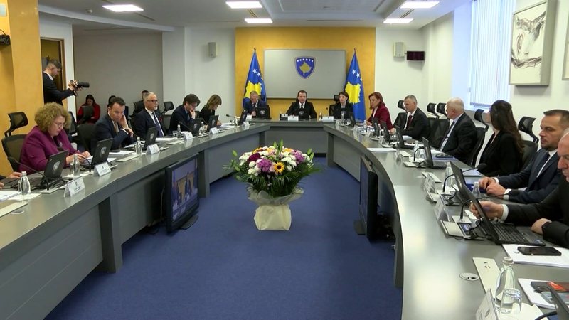 Analistët në Kosovë: 2025, vit i interesave partiake. Pasojat e krizës vijojnë, pritet rikthimi te interesat e qytetarëve