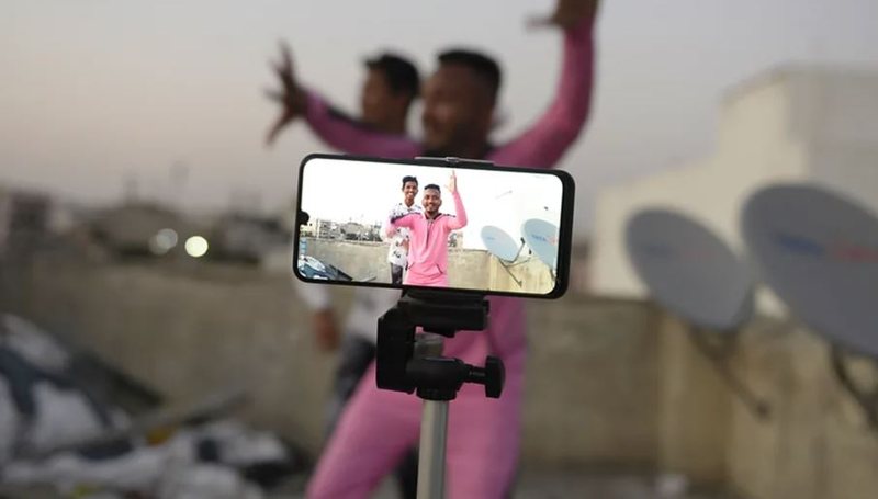 Mungesa e edukimit digjital: Si “influencuesit” online po bëhen udhërrëfyes të brezit të ri! Ja rreziqet dhe pasojat….