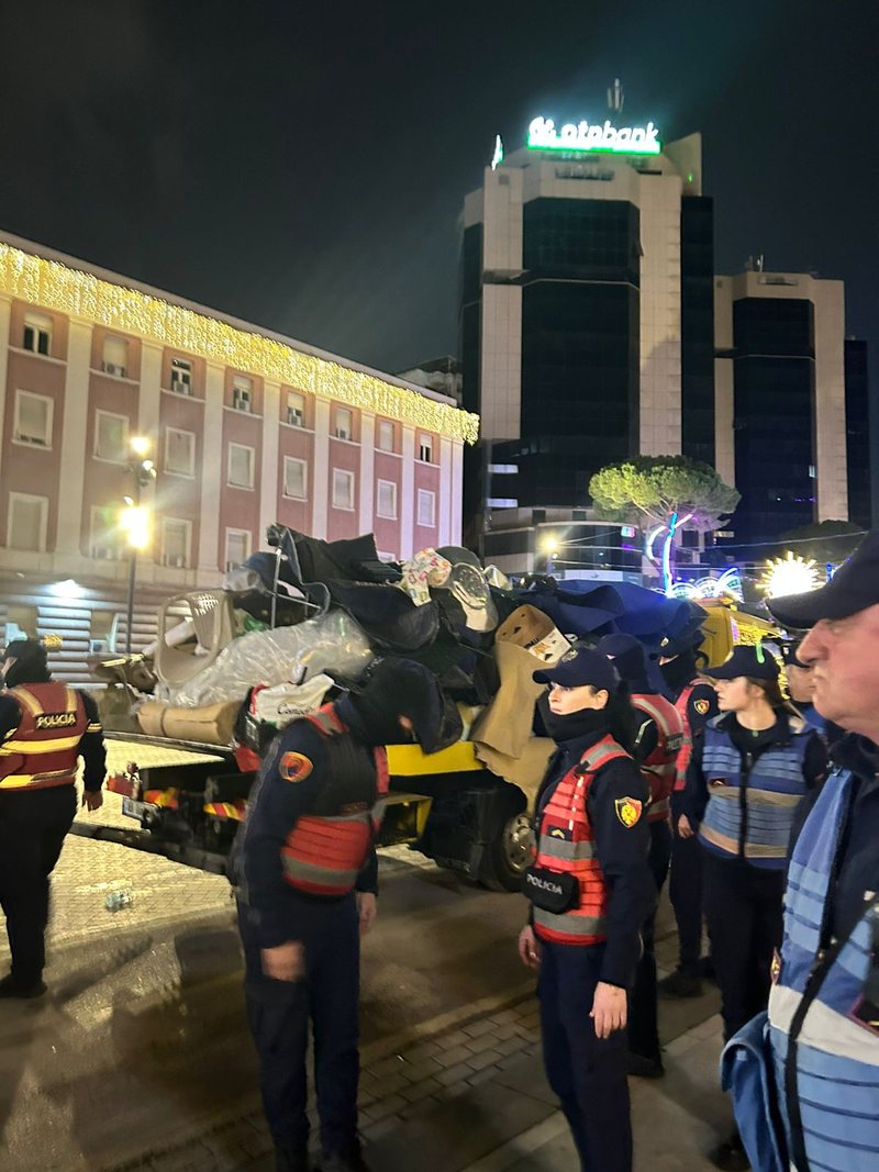 Reagon Spitali i Traumës: Krahas Lapajt, edhe dy policë të lënduar pas përplasjes te Kryeministria