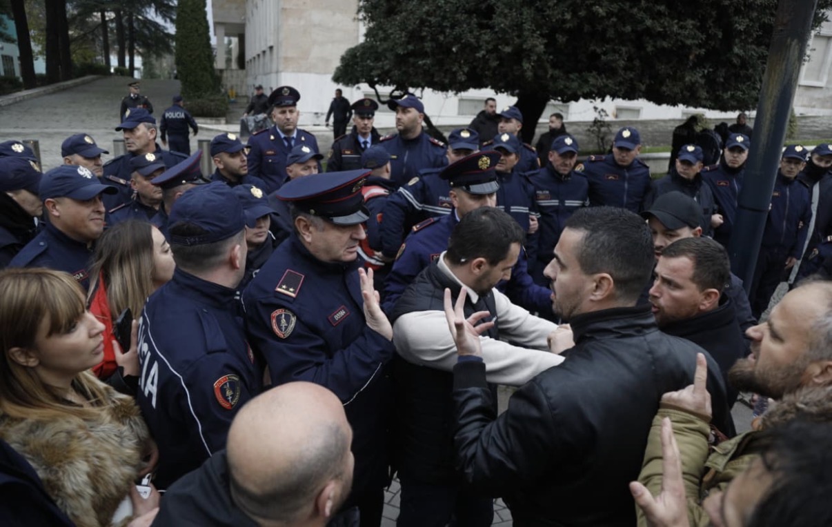 Protesta e “Shqipëria Bëhet”/ Procedohet penalisht Adriatik Lapaj, arrestohen dhe katër persona të tjerë