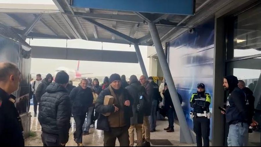 Kaos në aeroportin e Brindisit, Wizz Air devijon 2 fluturimet për në Tiranë; pasagjerët thyejnë gate-in