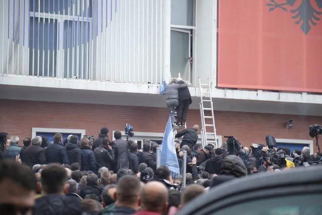 8 Janari, Ditë e Shenjtë / Për Sali Berishën demokratët duhen përdorur pa mëshirë për interesin e tij