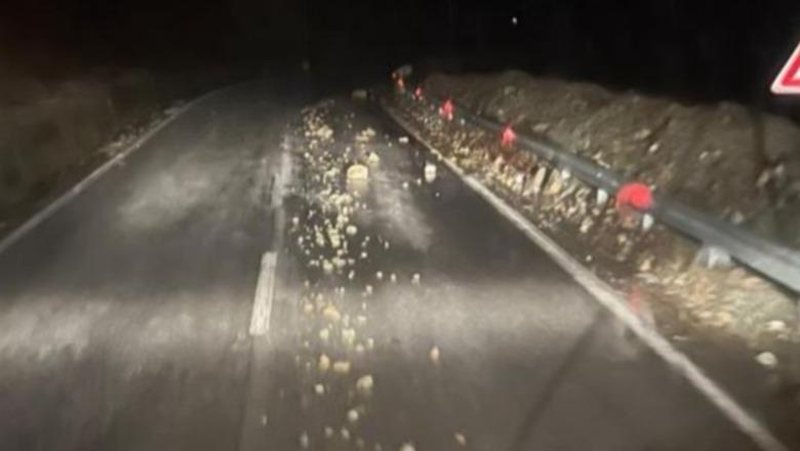 Bllokime në disa akse rrugore për shkak të inerteve dhe pranisë së ujit, ARRSH: Drejtuesit e mjeteve të tregojnë kujdes të shtuar
