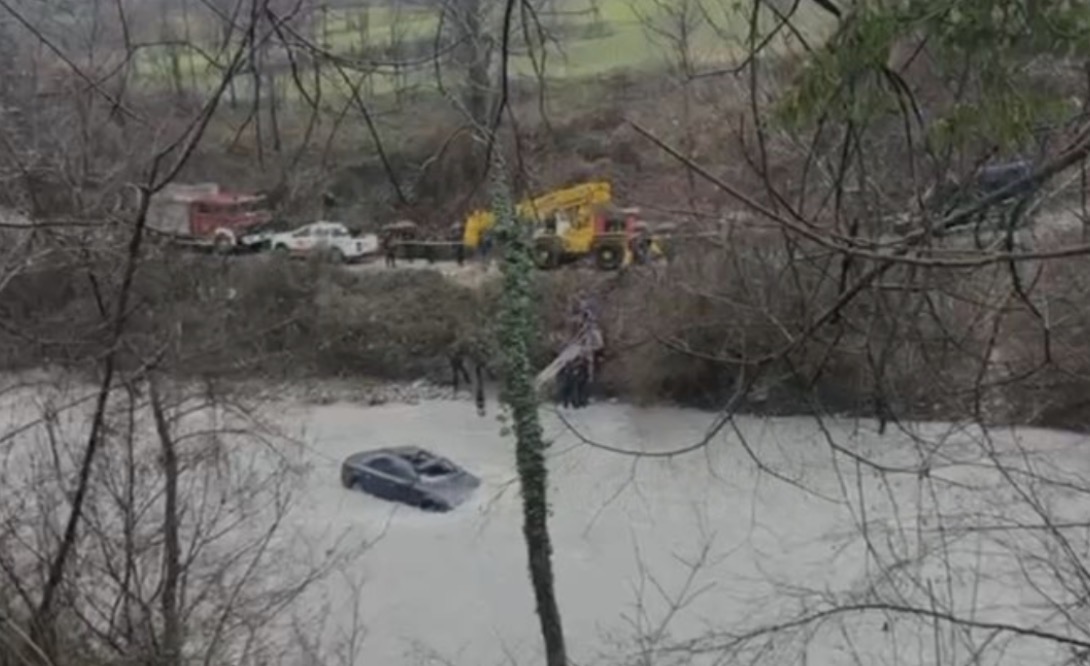 Makina bie në përroin e fshatit Dars të Klosit! Nuk gjendet pasagjeri, shoferi i dehur iku dhe nuk e ndihmoi, vihet në pranga