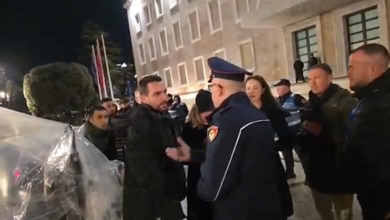 Lapaj përplaset sërish me policinë gjatë natës, shkak çadra e ngritur poshtë kryeministrisë: Do më merrni dhe shpirtin tani?