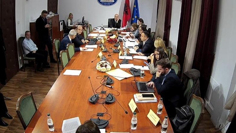 Debati për dekriminalizimin e shpifjes: Balla thotë “po” nga Brukseli, Tabaku akuzon qeverinë për presion ndaj mediave