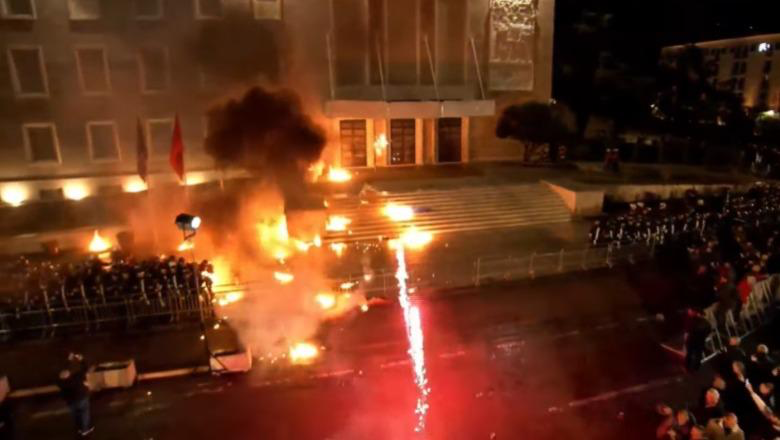 Pas fjalës së Berishës militantët hedhin molotovë dhe fishekzjarre drejt Kryeministrisë, rrezikohet jeta e forcave të policisë