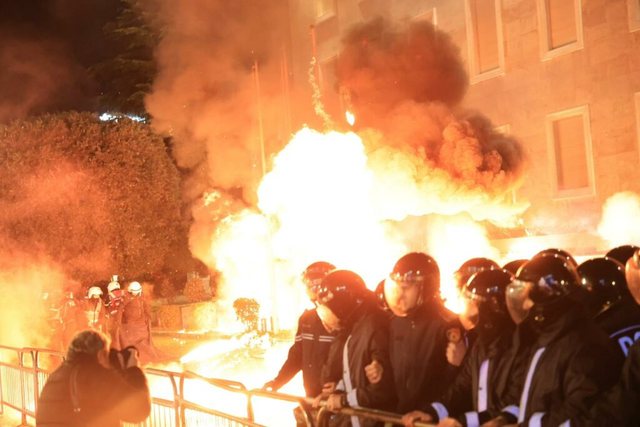 Policia: 11 efektivë të plagosur nga sulmet me molotov dhe mjetet e forta. I kemi identifikuar ata që sulmuan