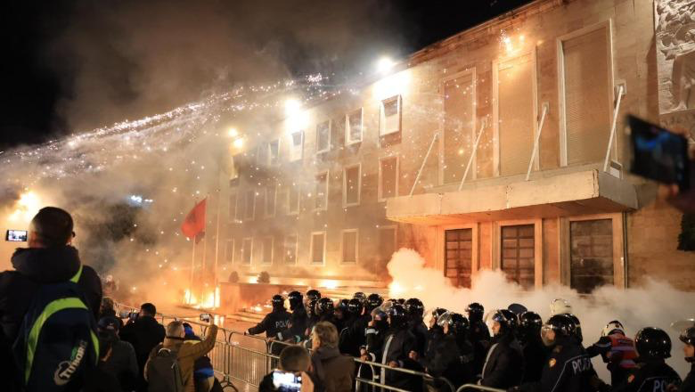 Protesta e dhunshme e Berishës, 18 të arrestuar! 17 nën hetim, mes tyre Balliu, Boçi e Bardhi! 2 në kërkim