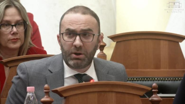 Debati për agjendën parlamentare / Bardhi i kërkon llogari Peleshit: Si e hartoni rendin e ditës pa kontrolluar pr.ligjet? Ministrja e Brendshme të japë llogari për arrestimet në protestë