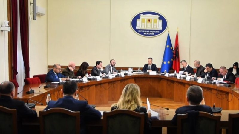 Kuvendi shtyn mbledhjen e Këshillit për Imunitetin e Ballukut, socialistët: Presim vendimin e Gjykatës Kushtetuese