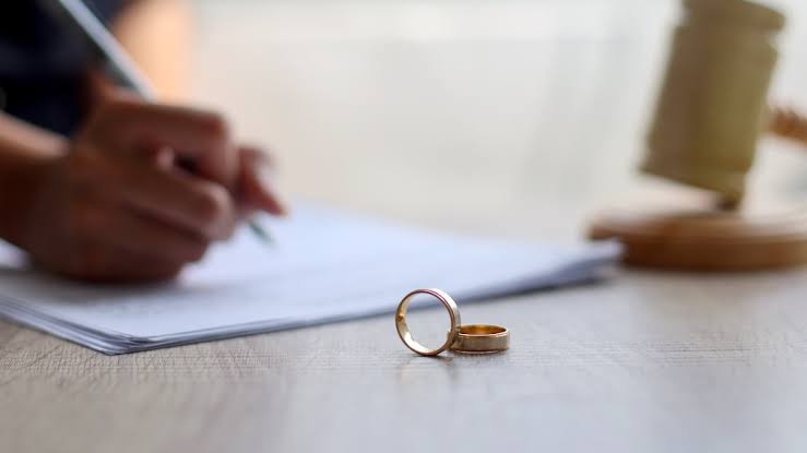 Martesat në rënie historike, rriten divorcet; Një rekord prej një në tre çiftesh po ndahen