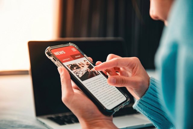 Dhjetëra faqe mashtruese në Maqedoninë e Veriut targetojnë lexuesit shqiptarë