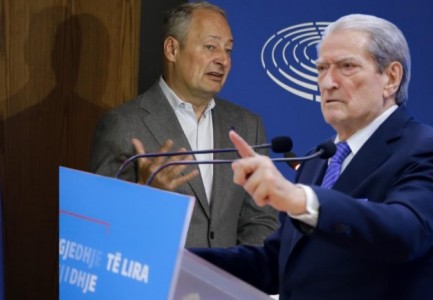 Schieder-gazetarëve: Mos më pyesni për çdo gjë që thotë Berisha, do më duhet të dal nga roli im institucional 