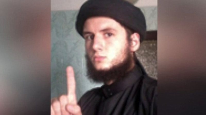 “Bombë me sahat” – Thika, armë dhe flamuj të ISIS. Kush është Sajmir Alimehmeti i dënuar në SHBA