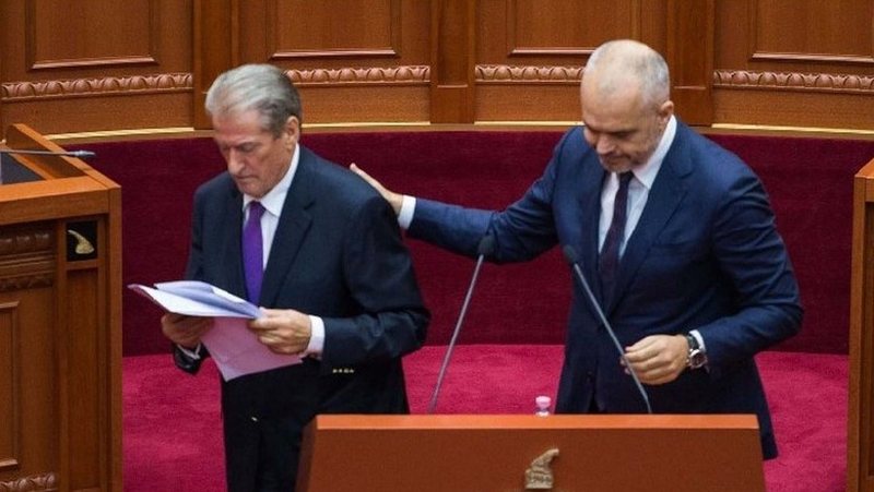 “Ditën me aleatët, natën me Ramën”, pedagogu kritika PD-së: Rrezikon izolimin! Nuk është gati për sakrifica reale