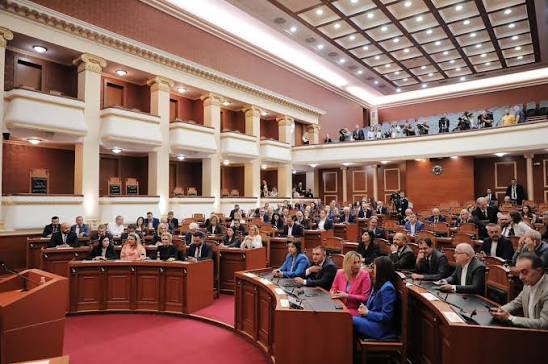 E pazakontë / Deputetët ankohen për erën e rëndë të një ligjvënësje të opozitës, lahet 3 herë në vit
