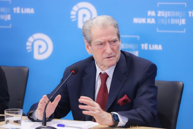 Zbythet Berisha pas presionit të 10 deputetëve të PD që i dolën kundër, do marrë pjesë në komisionet e reformave, bie alibia e humbjes së zgjedhjeve të ardhshme