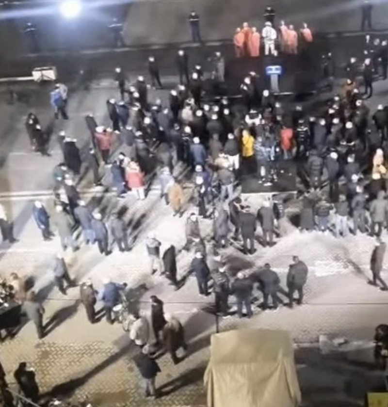 Balla ironizon “Foltoren”: Më mirë fejesat, këto përkujtimore nuk shtyhen fare