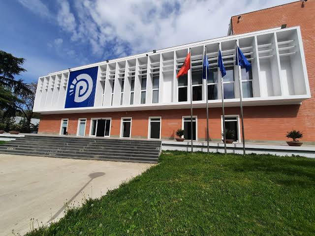 Muli i shqetësuar mbi kryengritjen kundër Doktorit në grupin parlamentar