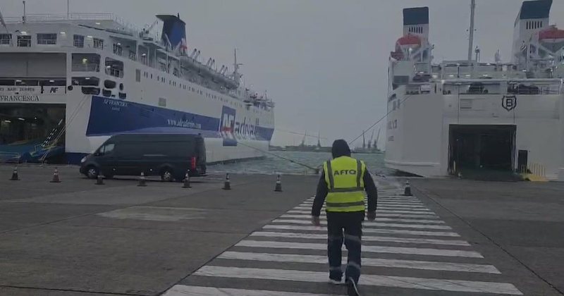 Për shkak të motit të keq, janë shtyrë lundrimet nga Durrësi drejt Barit.