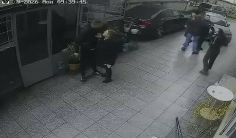 Efektivi i policisë përplaset me punonjësin e një biznesi për makinën e parkuar dhe nxjerr armën, AMP nis hetimin ndaj tij