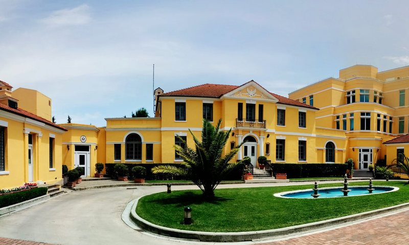 “Nëse arrestoheni për…” -Ambasada e SHBA në Tiranë: Viza amerikane mund të anulohet nëse shkelni ligjin