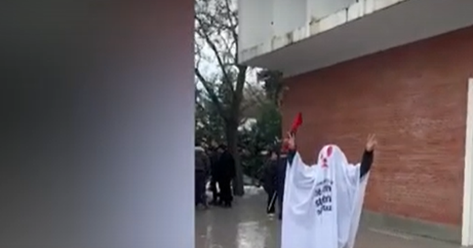 FOTO-LAJM: ‘Fantazmat’ shfaqen në selinë e PD-së para nisjes së protestës