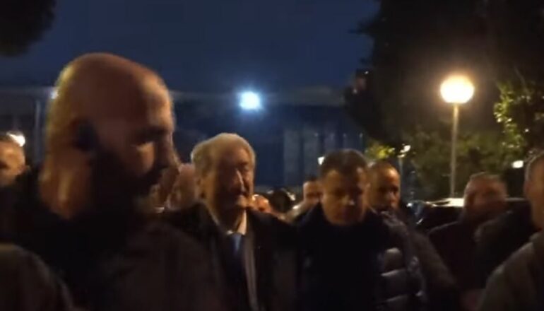 Berisha mbërrin te Kryeministria/ Nis protesta, ja kush përfaqësues do të marrin fjalën