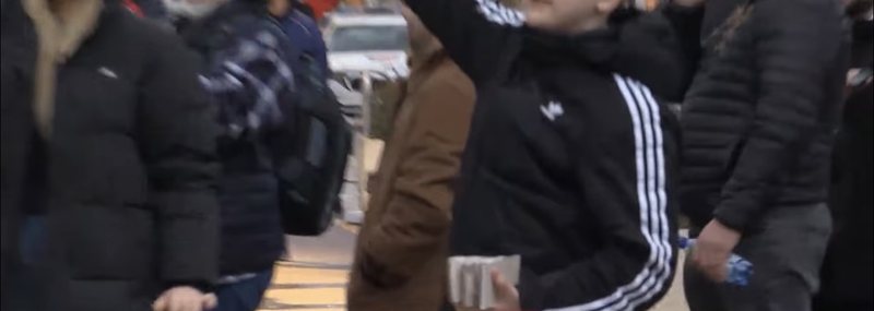 Pa nisur protesta e Partisë Demokratike, i mituri mban në dorë pllaka guri! I hedh drejt kryeministrisë