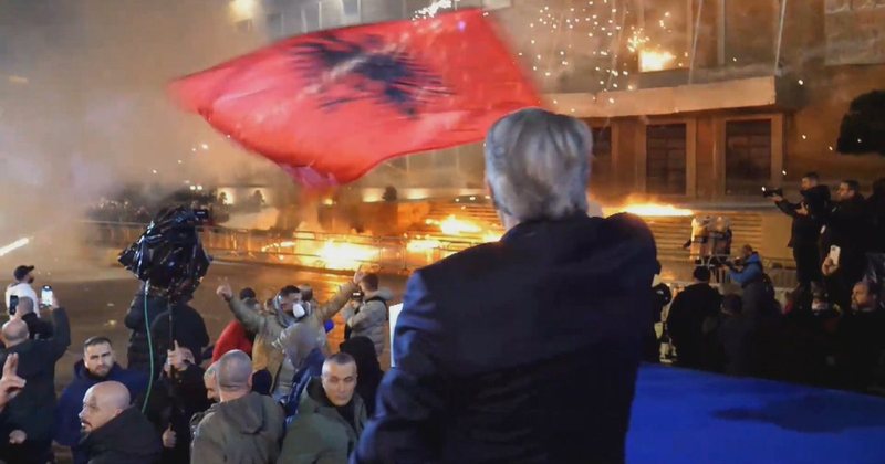 FOTO/ Mbyllet protesta e Berishës me të njëjtën skenografi: Fishekzjarre dhe molotov