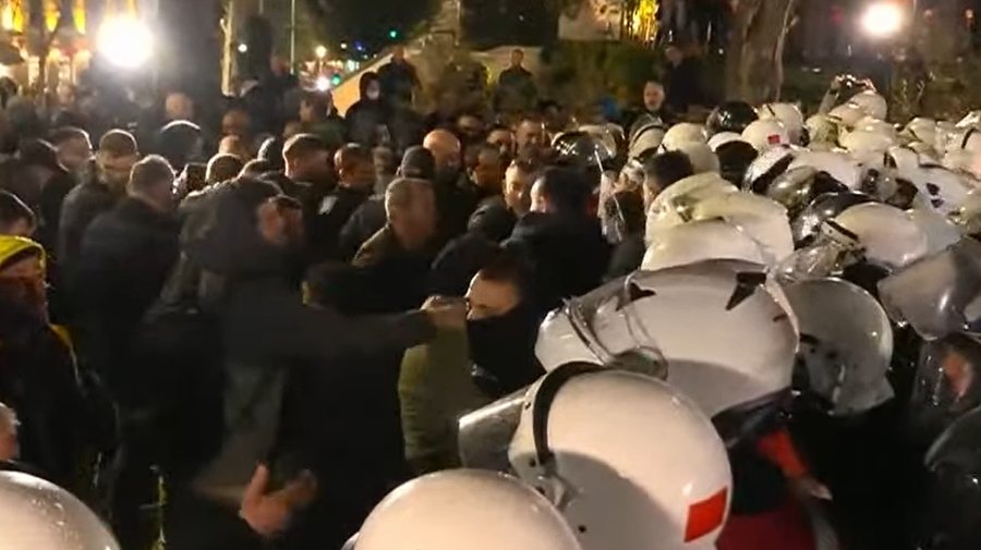 Përplasje edhe te Parlamenti/ Protestuesit tentojnë të çajnë kordonin policor, i vënë flakën koshit të mbeturinave
