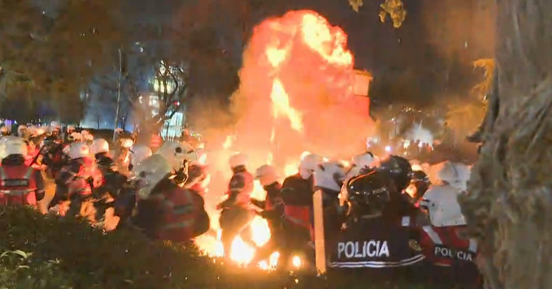 Përshkallëzohet situata para Parlamentit, protestuesit hedhin molotov, policia përgjigjet me gaz lotsjellës