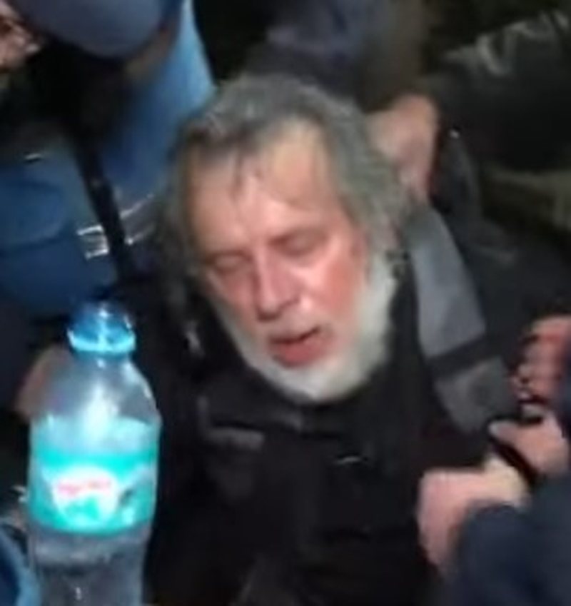 Gazetari i huaj plagoset gjatë protestës së opozitës para Parlamentit! I vijnë në ndihmë forcat e policisë