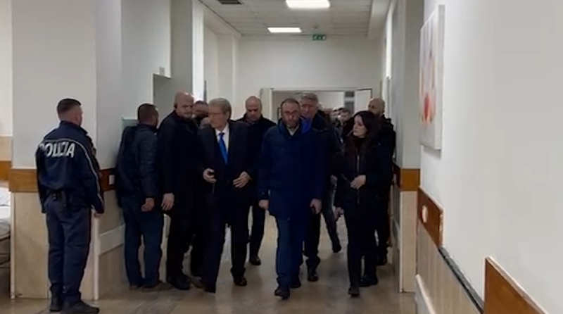 VIDEO/ Berisha shkon të vizitojë deputetin e lënduar Nallbati në spital, nuk iu jep as dorën policëve