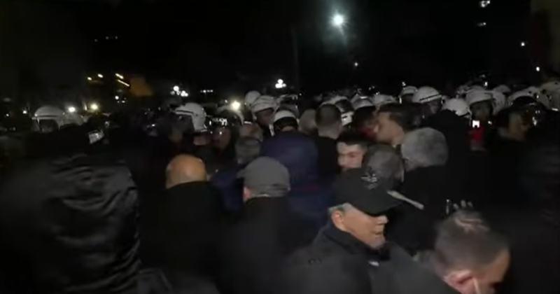 Ministria e Shëndetësisë: 21 persona u paraqiten në spital të lënduar në protestë, 19 prej tyre policë