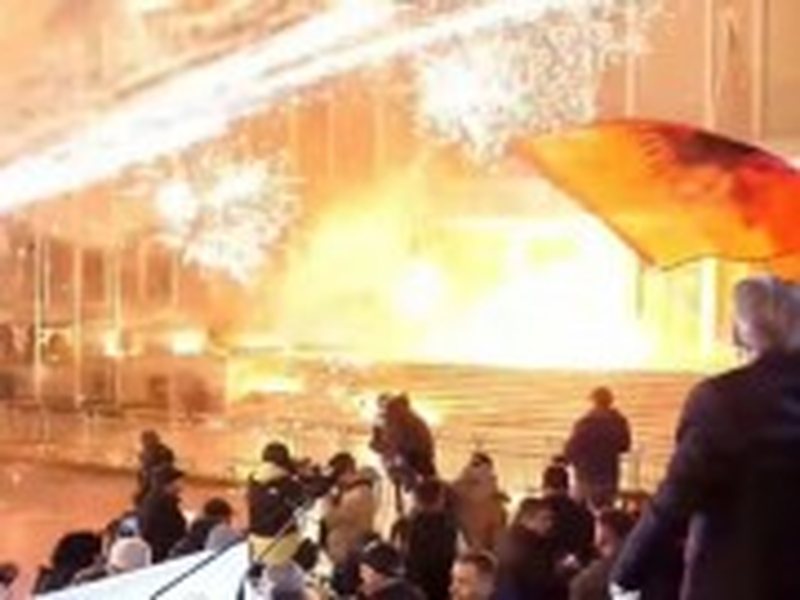 Protesta e Sali Berishës në mediat ndërkombëtare: Çfarë tregon kjo për shikuesin evropian?
