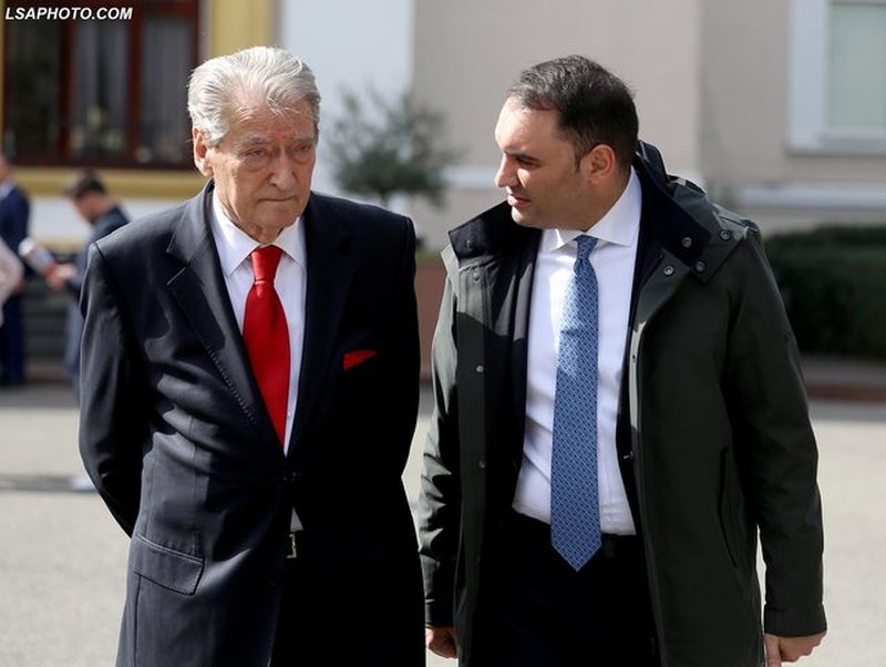 Këlliçi: Nuk shkel asnjë ambasador i huaj në PD për shkak të Sorosit