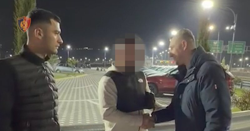 Policët në Rinas gjejnë dhe kthejnë çantën me 1000 euro – Proda: Ky veprim rrit besimin e qytetarëve tek ne