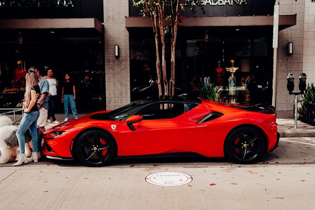 Ishte i “pastrehë”, por kapet me Ferrari, skandali që po trondit Francën