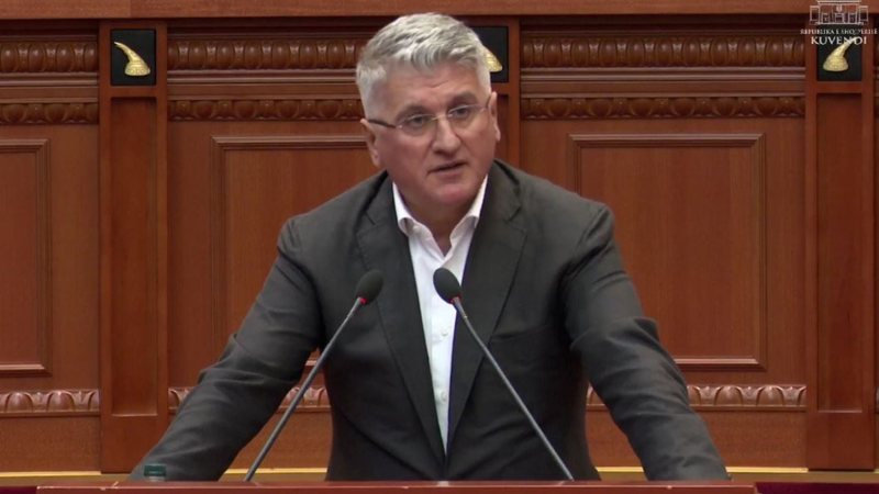“Nallbati donte të linte amanetet, Elda Hoti më ruante mos më rrihnin policët”, satira e Gjekmarkajt: Toni Gogu xheloz për firmën e Ulsiut