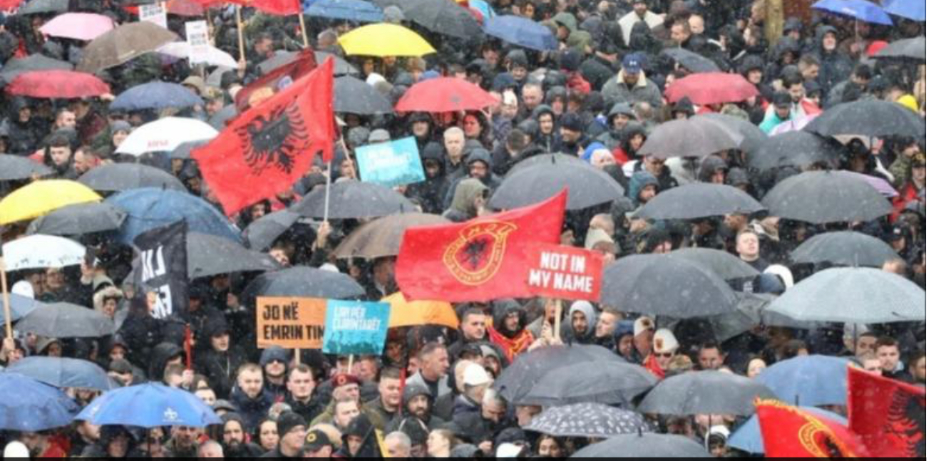 Protesta në Prishtinë/ Mijëra qytetarë në përkrahje të ish-krerëve të UÇK-së