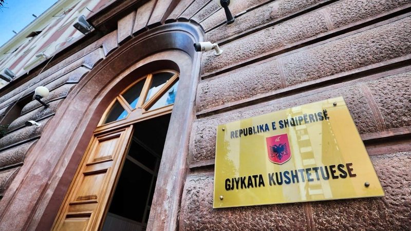Padia e gjyqtarëve për pagat, Gjykata Kushtetuese pranon pjesërisht kërkesën e gjyqtarëve, çfarë kërkon