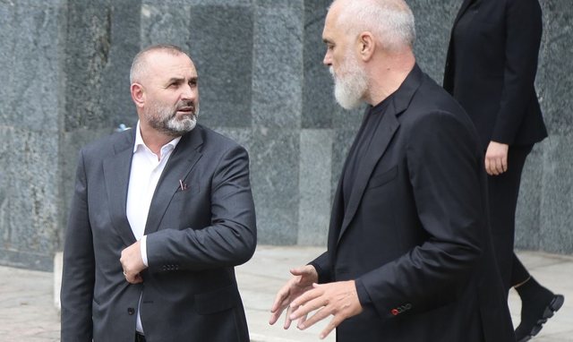 Ndalimi i pezullimit me vendim gjykate i krerëve të shtetit, zbulohet propozimi me firmat e Ramës, Ballës e Manjës: Përfshihen edhe anëtarët e Kushtetueses