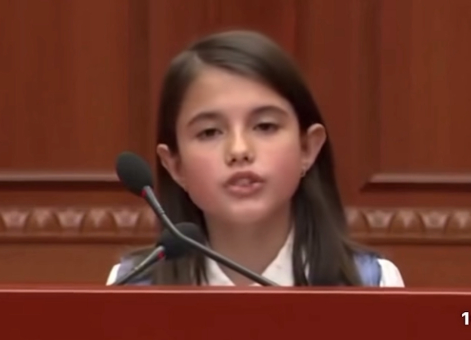 VIDEOLAJM/ 12-vjeçarja nga Elbasani qe çuditi Parlamentin shqiptar! Ambra Alimeta u jep ‘leksion’ deputetive se si duhet te flasin