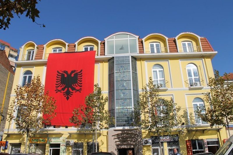 Reagim i Komunitetit Mysliman të Shqipërisë për gazin lotsjellës te Xhamia e Namazgjasë në Tiranë